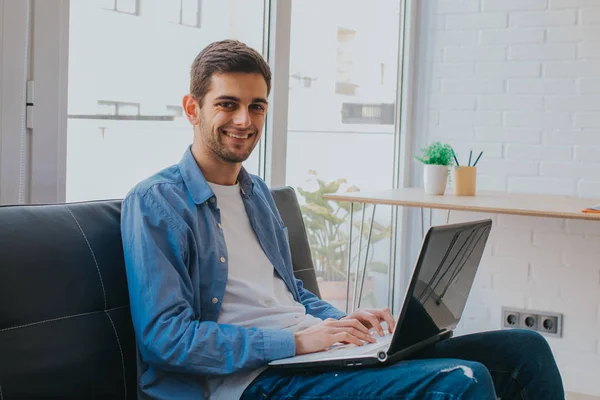 Joven Estudiante Con Portátil Casa — Foto de Stock