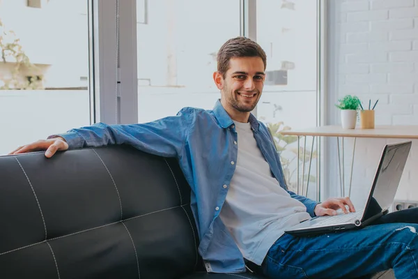 Joven Estudiante Con Portátil Casa — Foto de Stock