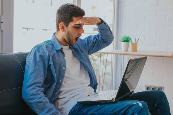 Jonge Verraste Student Die Naar Laptop Kijkt — Stockfoto