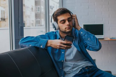 telefon ve kulaklık ile genç moda