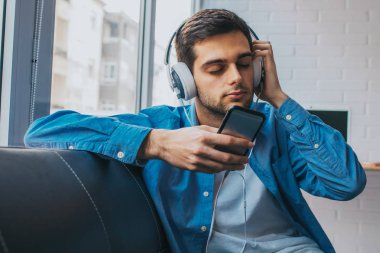 telefon ve kulaklık ile genç moda