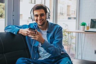 telefon ve kulaklık ile genç moda