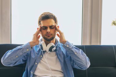 baş ağrısı kavramı ile adam