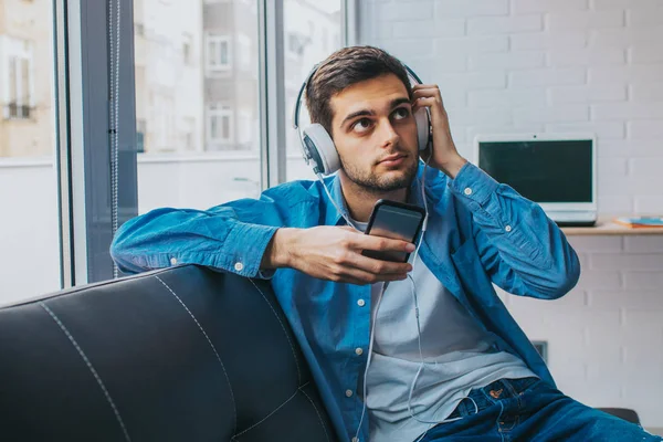 Jeune Mode Avec Téléphone Écouteurs — Photo