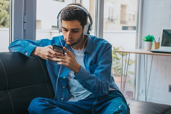 Jeune Mode Avec Téléphone Écouteurs — Photo