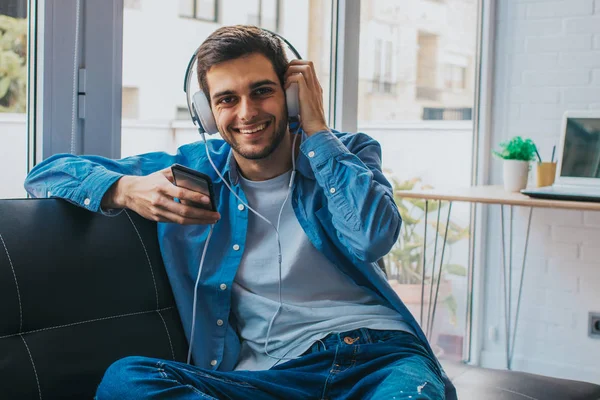 Jonge Mode Met Telefoon Koptelefoon — Stockfoto