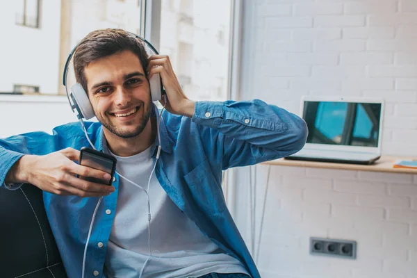 Moda Joven Con Teléfono Auriculares — Foto de Stock