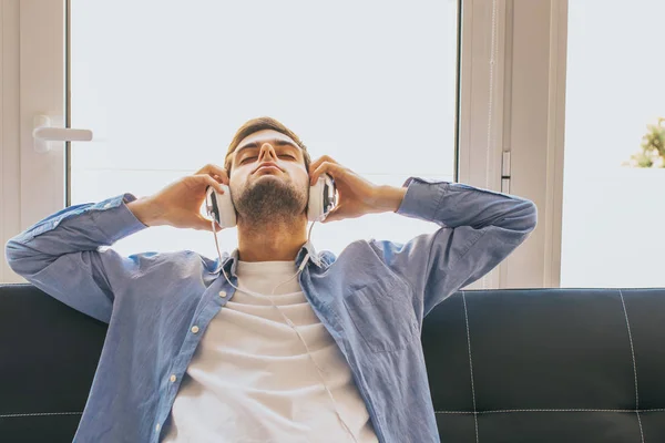 Jeune Homme Écoutant Musique Maison Avec Des Écouteurs — Photo