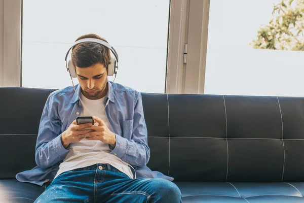 Jeune Homme Adolescent Avec Téléphone Portable Écouteurs Maison — Photo