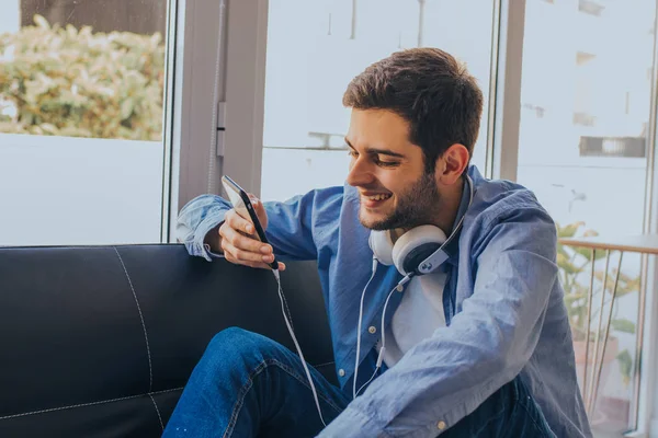 Homem Com Telefone Celular Fones Ouvido — Fotografia de Stock