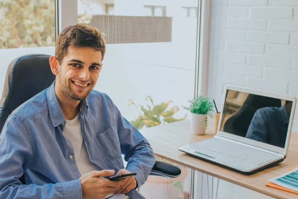 Joven Con Teléfono Móvil Portátil Casa — Foto de Stock