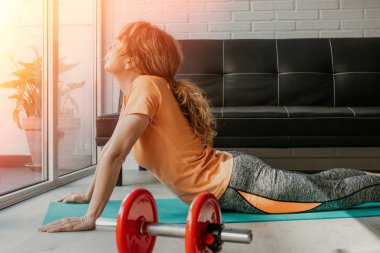 spor salonunda veya evde egzersiz kadın