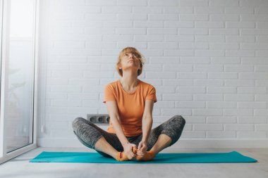 evde veya spor salonunda egzersiz kadın