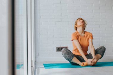 evde veya spor salonunda egzersiz kadın