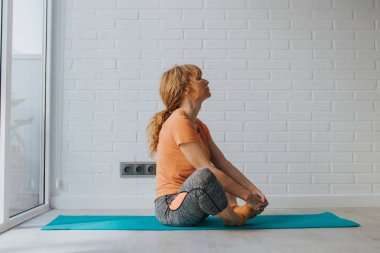 evde veya spor salonunda spor yapan kadın