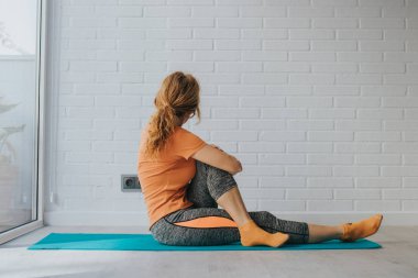 evde veya spor salonunda spor yapan kadın