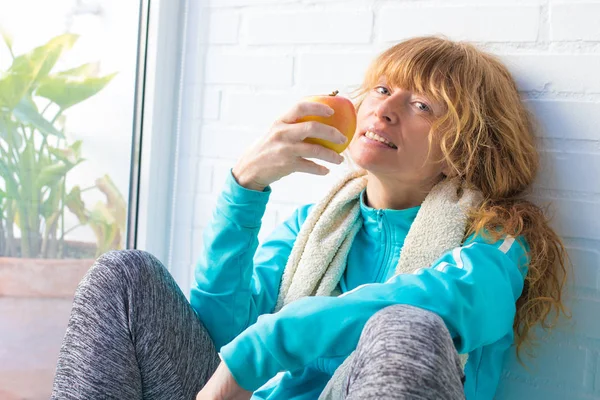 kız atlet meyve yeme dinlenme