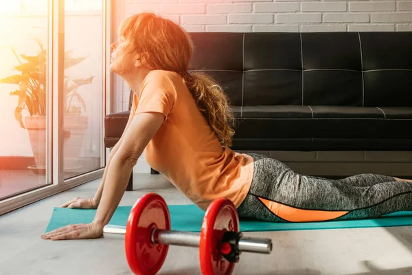 妇女在健身房或家里锻炼 — 图库照片