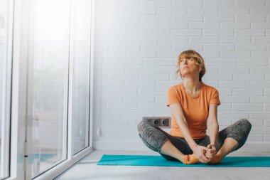 evde veya spor salonunda egzersiz kadın