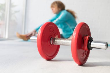 spor yapan kadın ile ağırlıkları