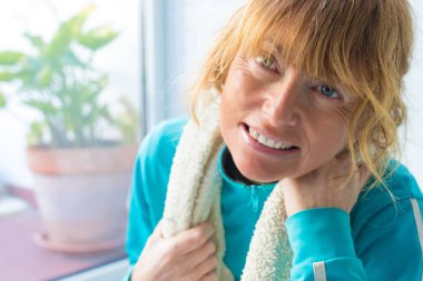 kadın spor ve egzersiz yapıyor