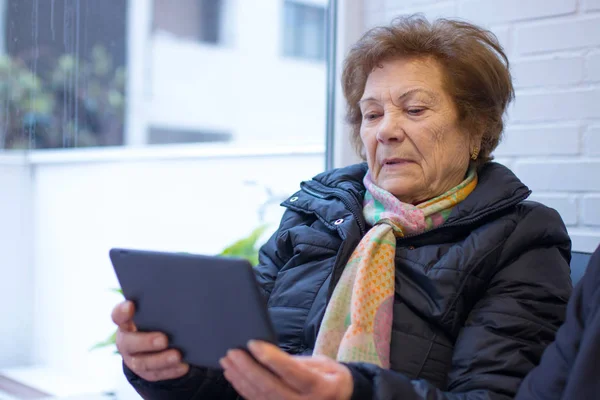 Dijital Veya Taşınabilir Tablet Ile Yaşlı Kadın Veya Büyükanne — Stok fotoğraf