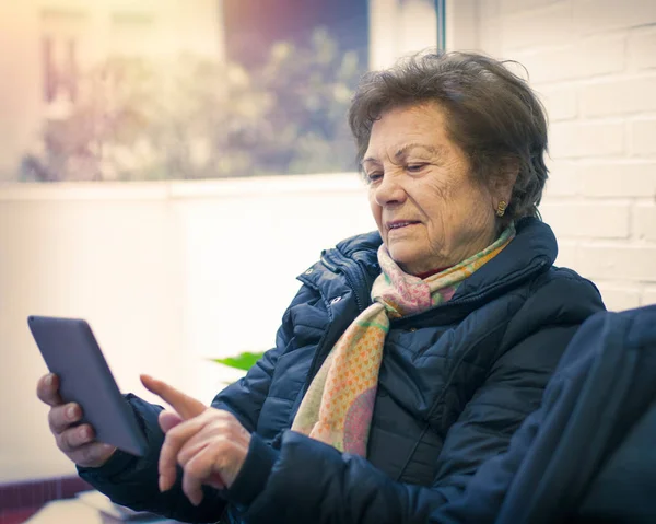 Bir Dijital Tablet Veya Dizüstü Bilgisayar Ile Yaşlı Çift Veya — Stok fotoğraf