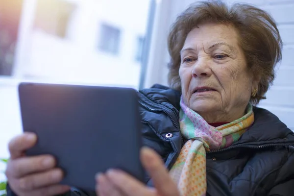 Donna Anziana Nonna Con Tablet Digitale Portatile — Foto Stock