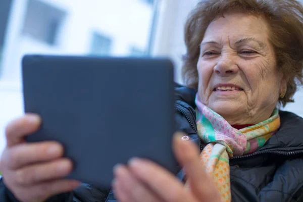 Пожилая Женщина Бабушка Цифровым Портативным Планшетом — стоковое фото