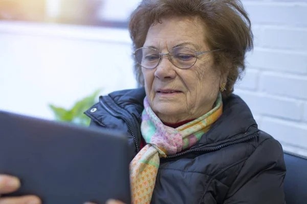 年长的妇女或祖母与数字或便携式平板电脑 — 图库照片