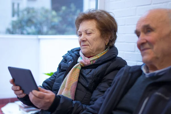 Bir Dijital Tablet Veya Dizüstü Bilgisayar Ile Yaşlı Çift Veya — Stok fotoğraf