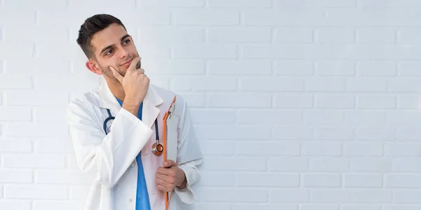 Médico Pensando Sobre Fundo Tijolo Branco — Fotografia de Stock