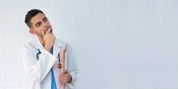 Médico Pensando Sobre Fundo Tijolo Branco — Fotografia de Stock