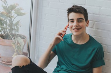 cep telefonu ile genç veya genç