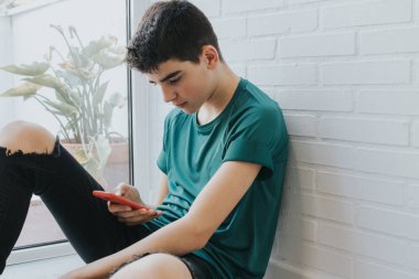 genç genç cep telefonu için özenli