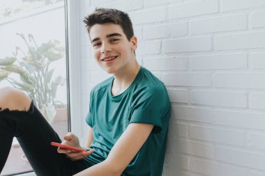 cep telefonu ile genç genç moda