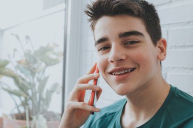 cep telefonu veya cep telefonu ile konuşan genç adam