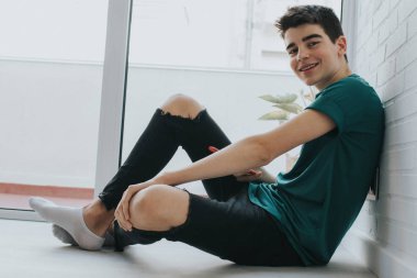 evde veya okulda cep telefonu ile genç öğrenci veya genç