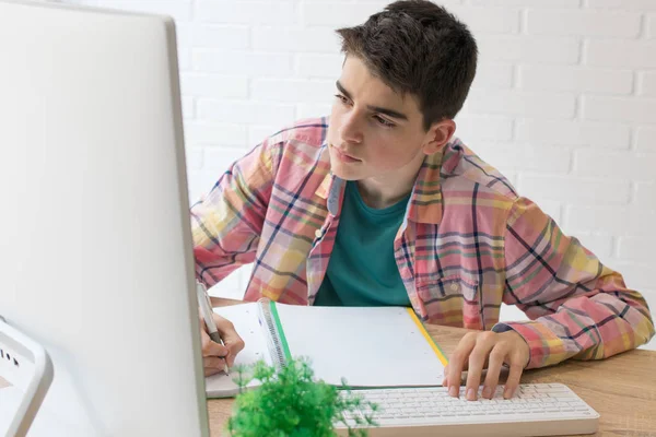 Ung Student Med Dator Hem Skrivbord Eller Skola — Stockfoto