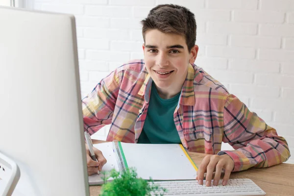 Jovem Estudante Com Computador Casa Mesa Escola — Fotografia de Stock