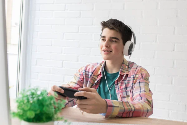 Niño Adolescente Pequeño Jugando Con Consola — Foto de Stock