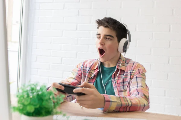 Enfant Jeune Adolescent Jouant Avec Console — Photo