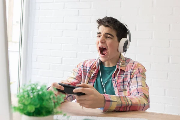 Niño Adolescente Pequeño Jugando Con Consola —  Fotos de Stock