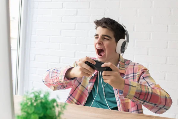 Niño Adolescente Pequeño Jugando Con Consola —  Fotos de Stock