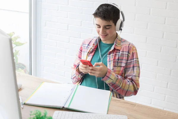 Étudiant Avec Téléphone Casque Ordinateur — Photo