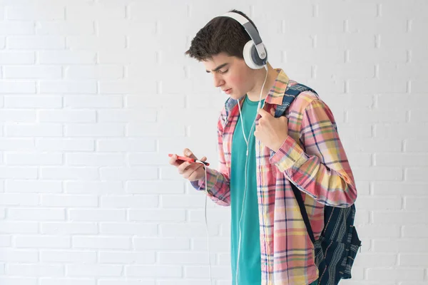 Student Met Rugzak Mobiele Telefoon Oortelefoons Luisteren Muziek — Stockfoto