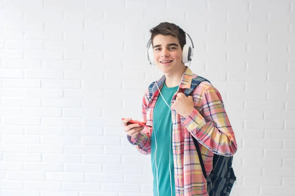 Estudiante Con Mochila Teléfono Móvil Auriculares Escuchando Música — Foto de Stock