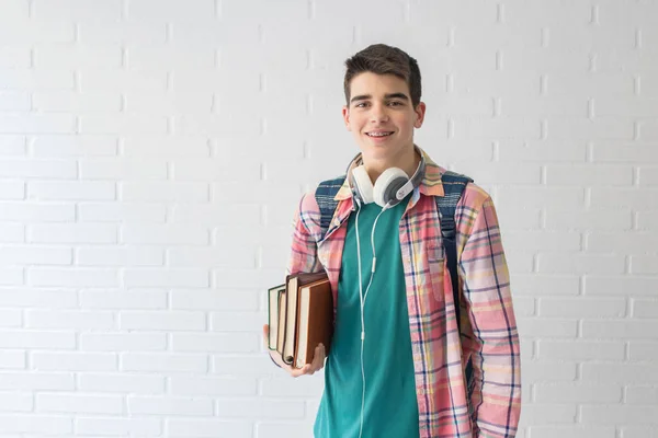 Student Met Boeken Onder Arm Naar Mode — Stockfoto