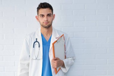 belgeler veya raporlar ile doktor portre