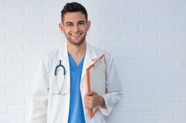 belgeler veya raporlar ile doktor portre